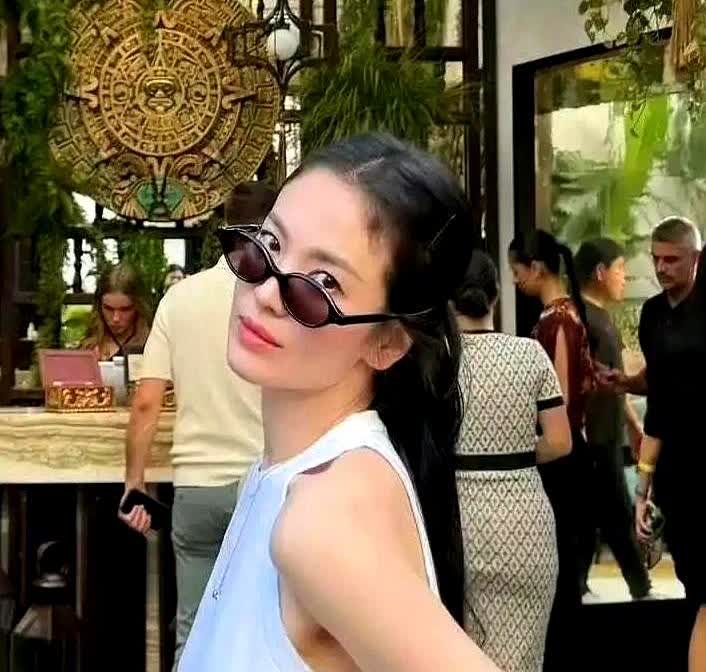 一觉醒来，宋仲基的天都塌了。没想到被他嫌弃推倒婚房都要舍去的宋慧乔，离了