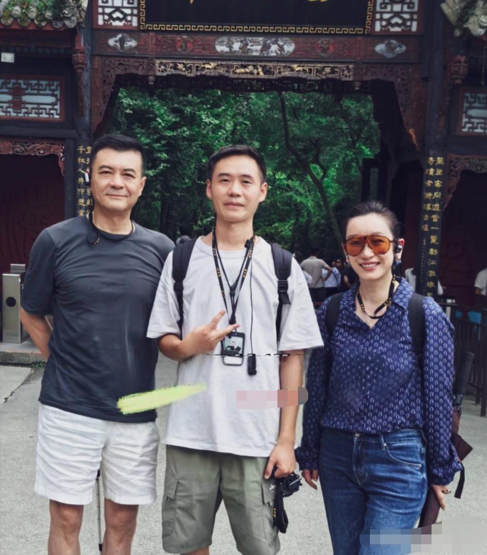 秦海璐王新军夫妻二人四川旅行。王新军，双手背在身后，面露浅笑，自带成熟稳重感。
