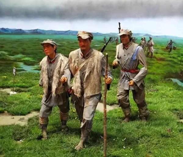 1935年，15岁的红军战士罗玉琪在过草地时突然闹肚子。因为队伍里有女同志，他不