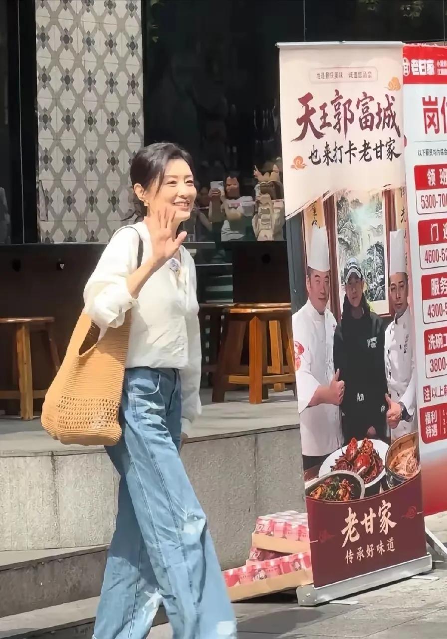 救命！60岁周涛这状态，我真的慕了！谁懂啊家人们！刷到周涛在重庆的路透，我