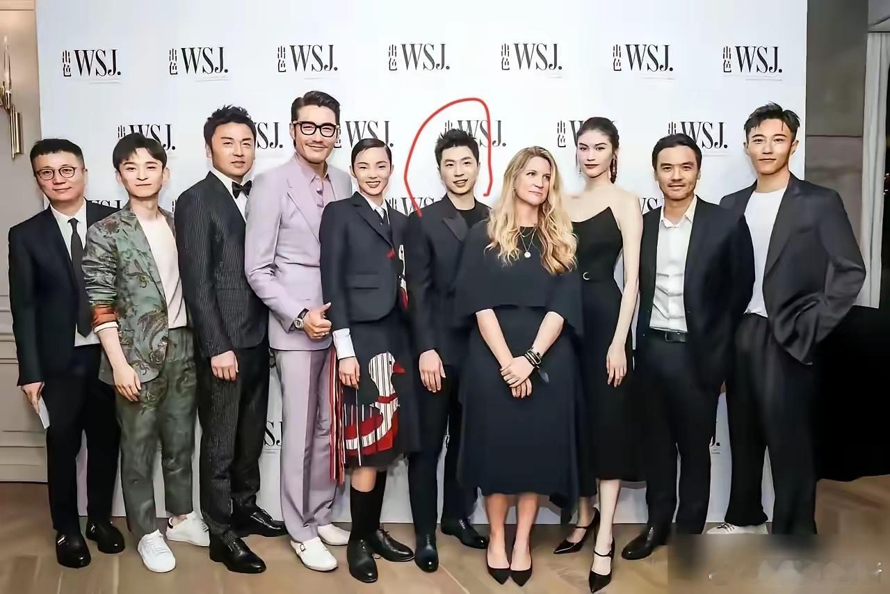 马龙现在居然在娱乐圈和这么多大明星在一起，都能站在C位了，可见他的人气有多高，多