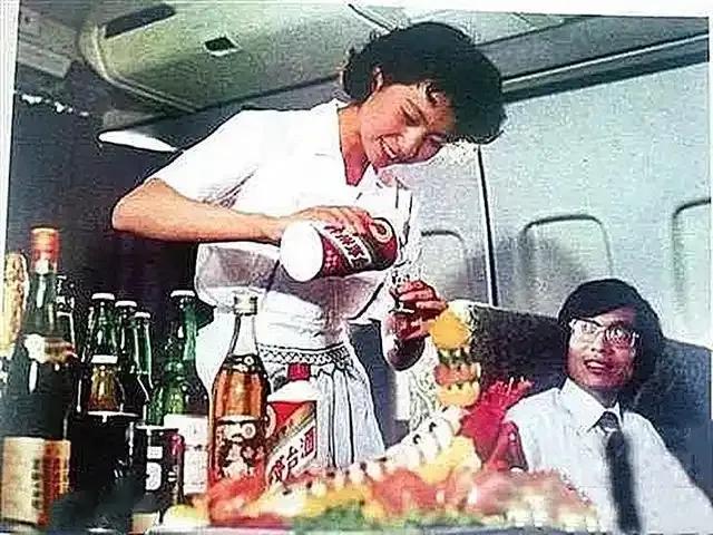 上世纪80年代，乘坐民用航空飞行的旅客都能享受到免费喝茅台酒的待遇，即在经济舱亦