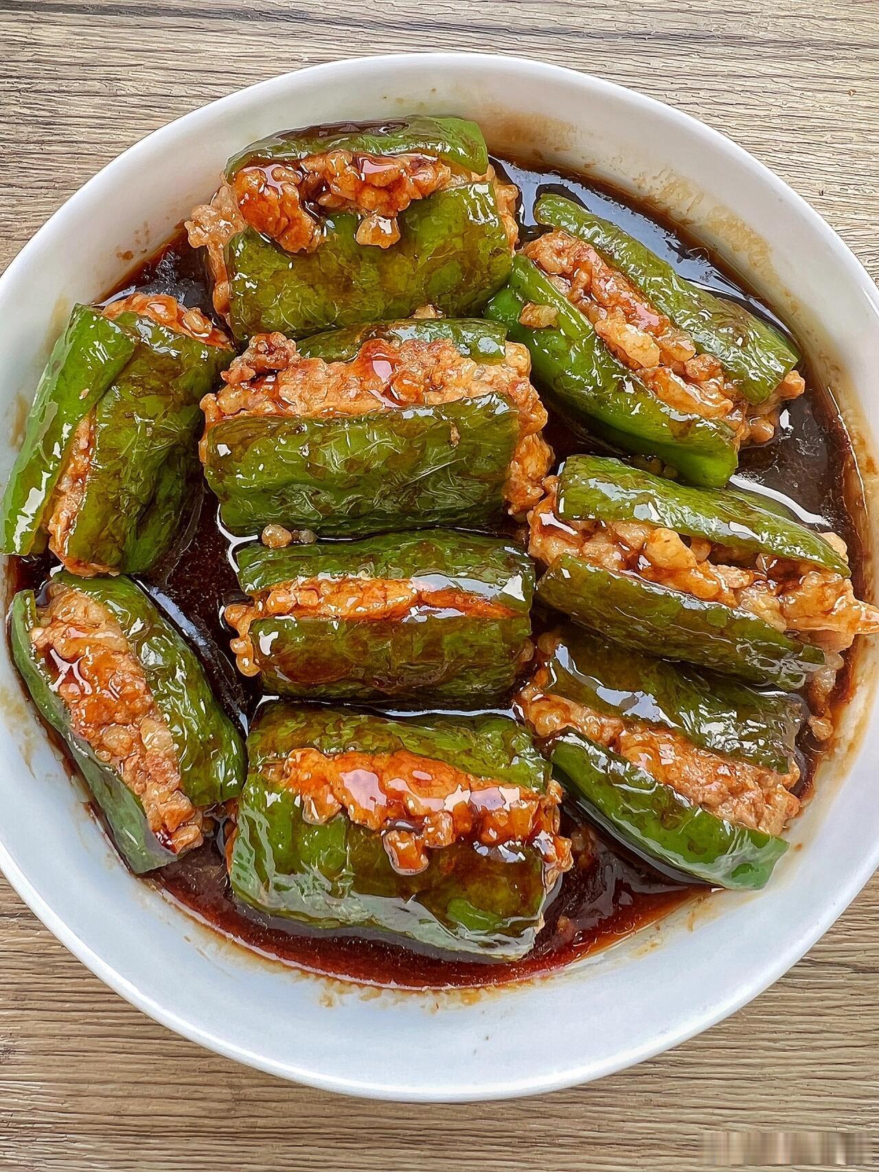 哈喽!今天给大家分享一道超下饭神器，虎皮青椒酿肉!肉嫩多汁!青椒入味!酱汁浓郁!