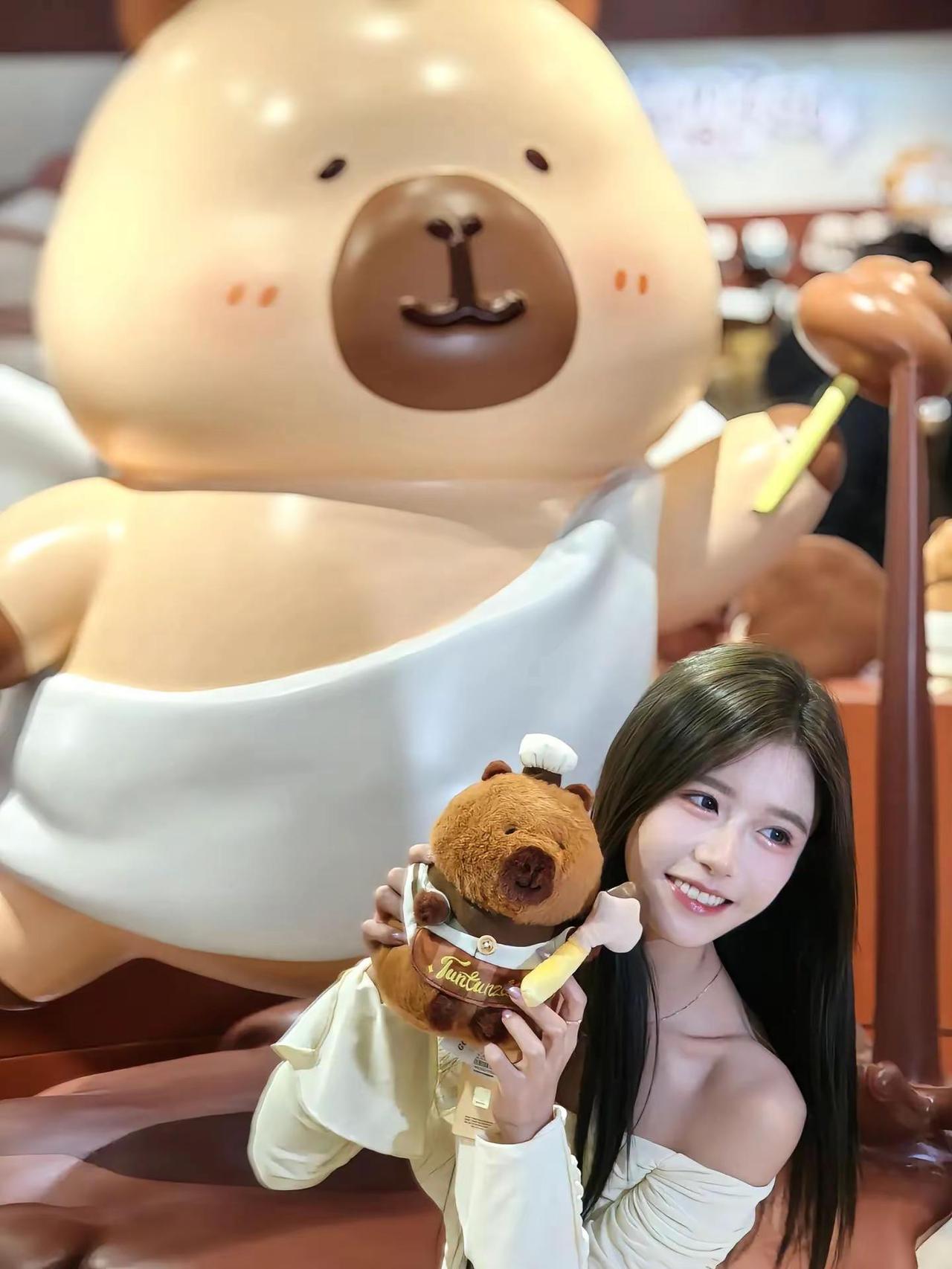 思念是最温情的等待，陪伴是最长情的告白。花碎花清纯甜美高颜值美女