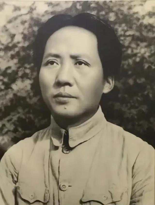 在毛泽东同志诞辰130周年之际，社会上关于其历史地位与毛泽东思想的讨论再度浮现。