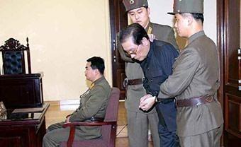 1997年，已经在苦难行军中初步解决饥荒问题的金正日，也无法再坐视张成泽势力的日