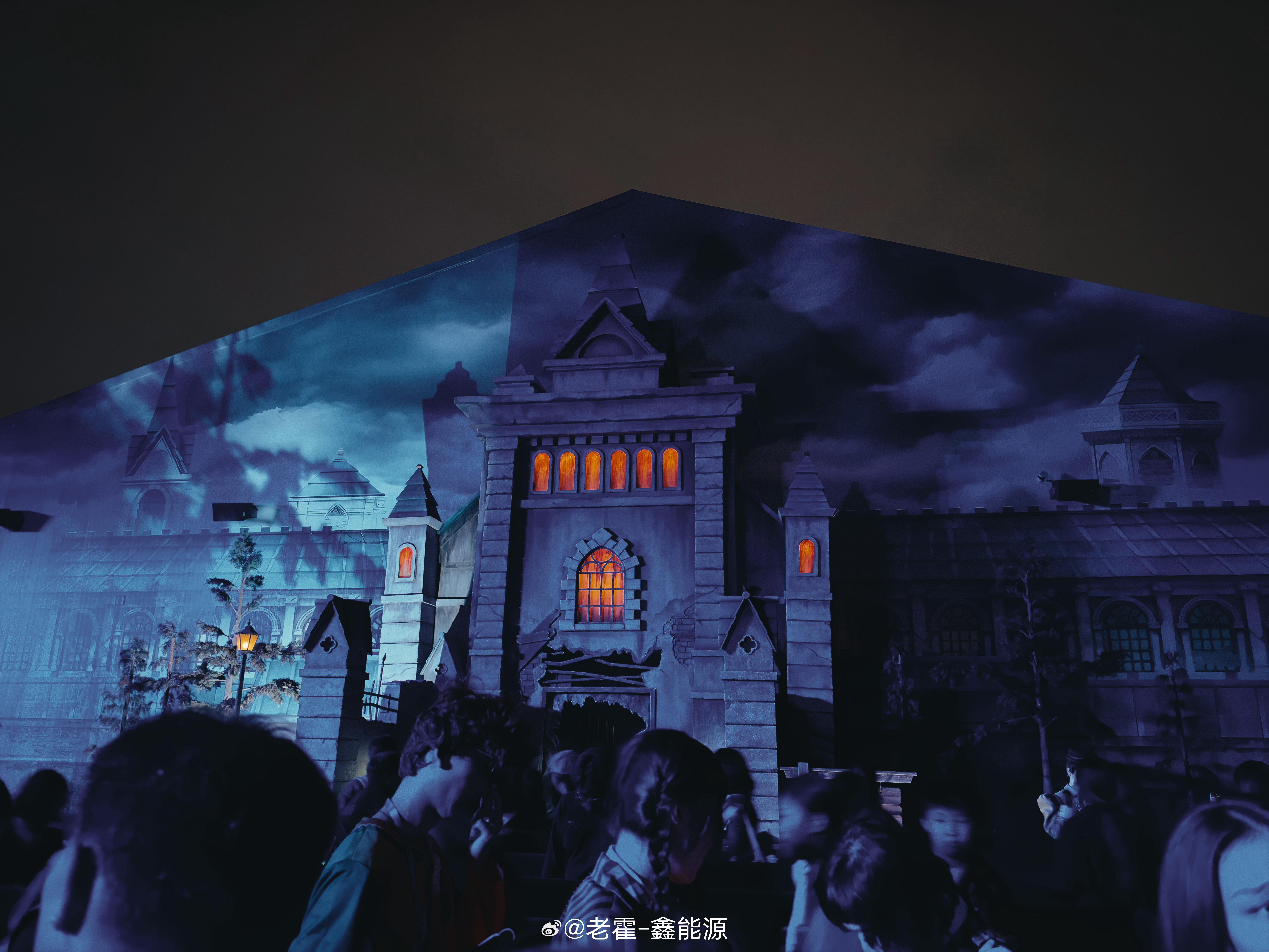 一晚上带着孩子刷了4个鬼屋~感觉其实还好，都不是特别恐怖，里面很多npc小姐姐都