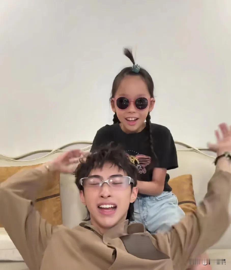 伊能静的两个孩子，儿子恩利，女儿米粒，兄妹俩感情非常的好，儿子非常的优秀，歌也唱