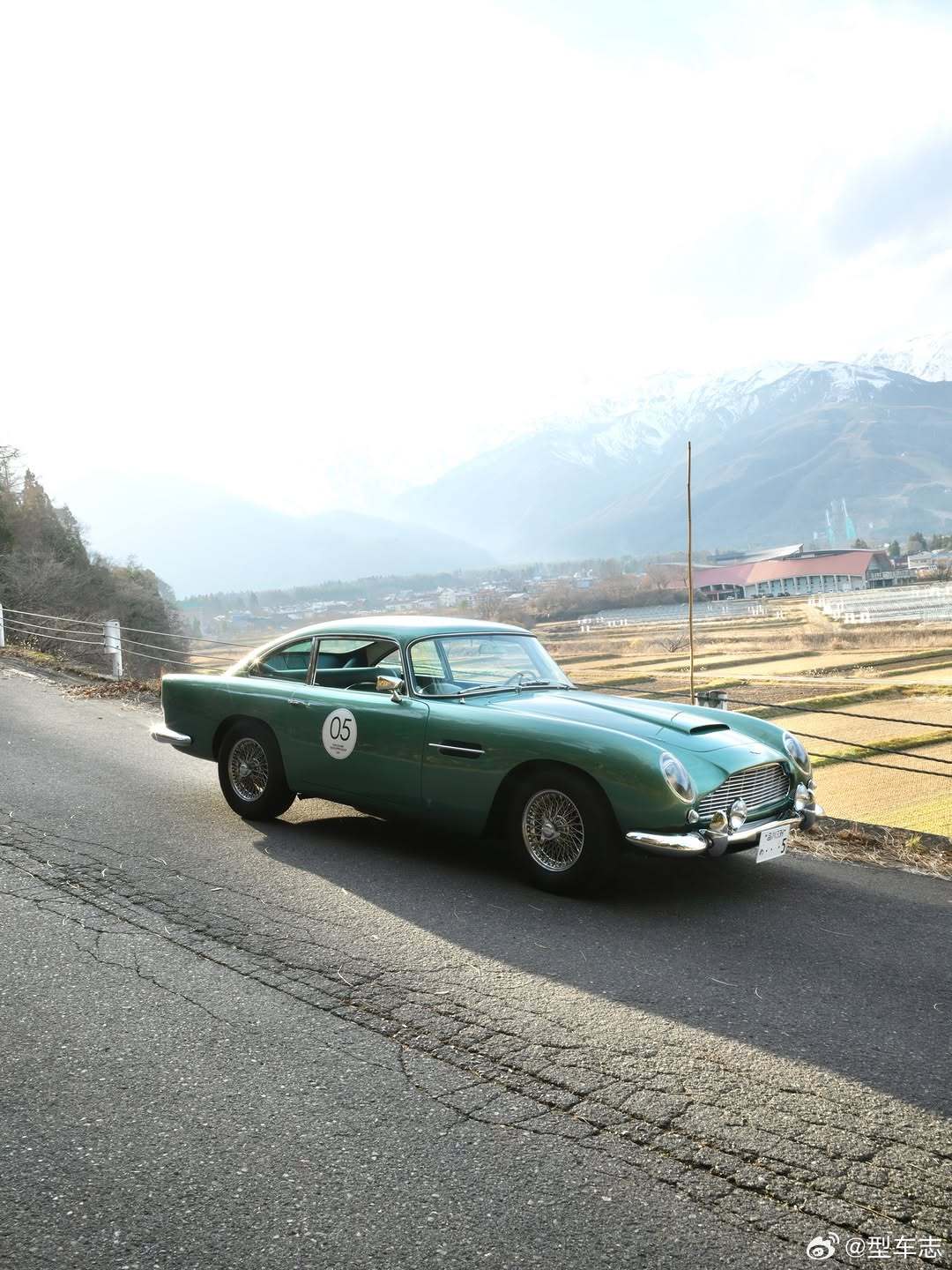 型车街拍最近在日本自驾游的朋友，如果在路上遇到这辆阿斯顿马丁DB5，不妨跟车