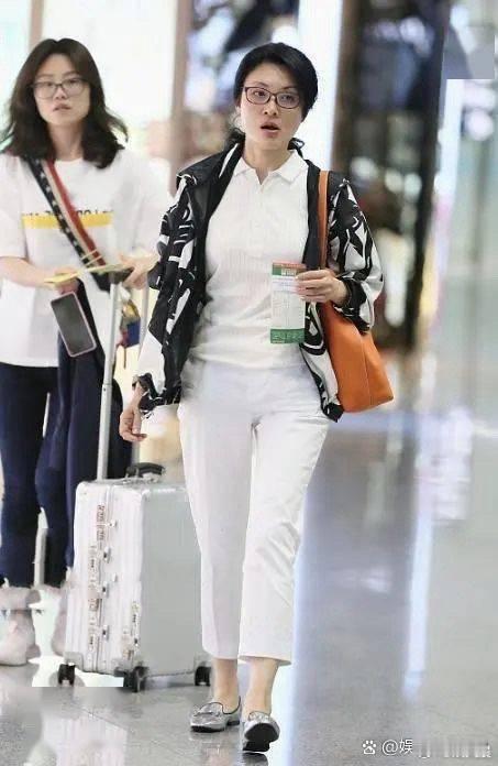 这居然是55岁的周涛！状态也太绝了，优雅气质完全不输当年，岁月只添韵味不减美