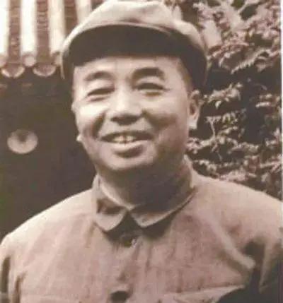 “把毛主席身边的“猪头”弄走！”1949年，原本满脸笑容的彭德怀走进会议厅，但是