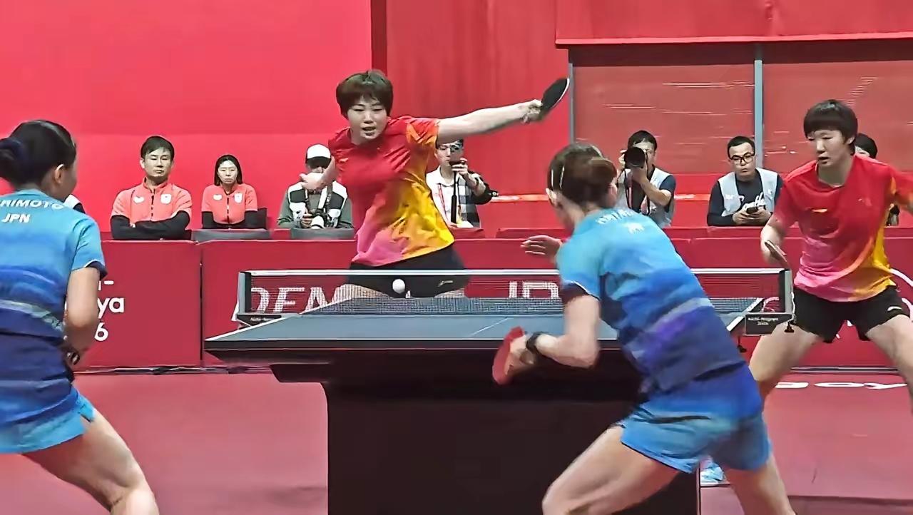 谁也想不到！亚运会女双决赛，王曼昱/蒯曼大比分4:0横扫日乒夺冠！大家注意到王曼