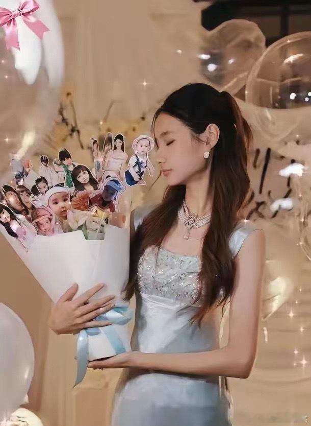 杨雪为女儿庆祝生日，星二代真的比普通人的孩子成熟很多，我是一点都没看出来小姑娘才