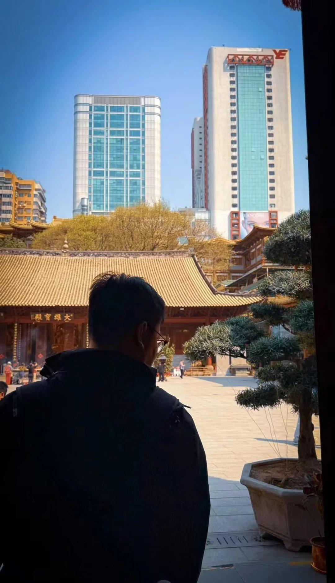 人到中年，最无奈的，就是在平淡的婚姻之外，遇见了让你再次心动的人。明明各自有家