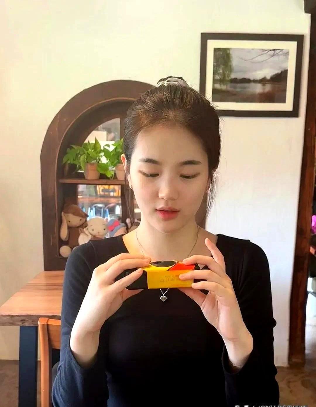 看看世界乒坛目前颜值最高的六朵金花谁最漂亮。咱就是说国乒队的王添艺这条件也太