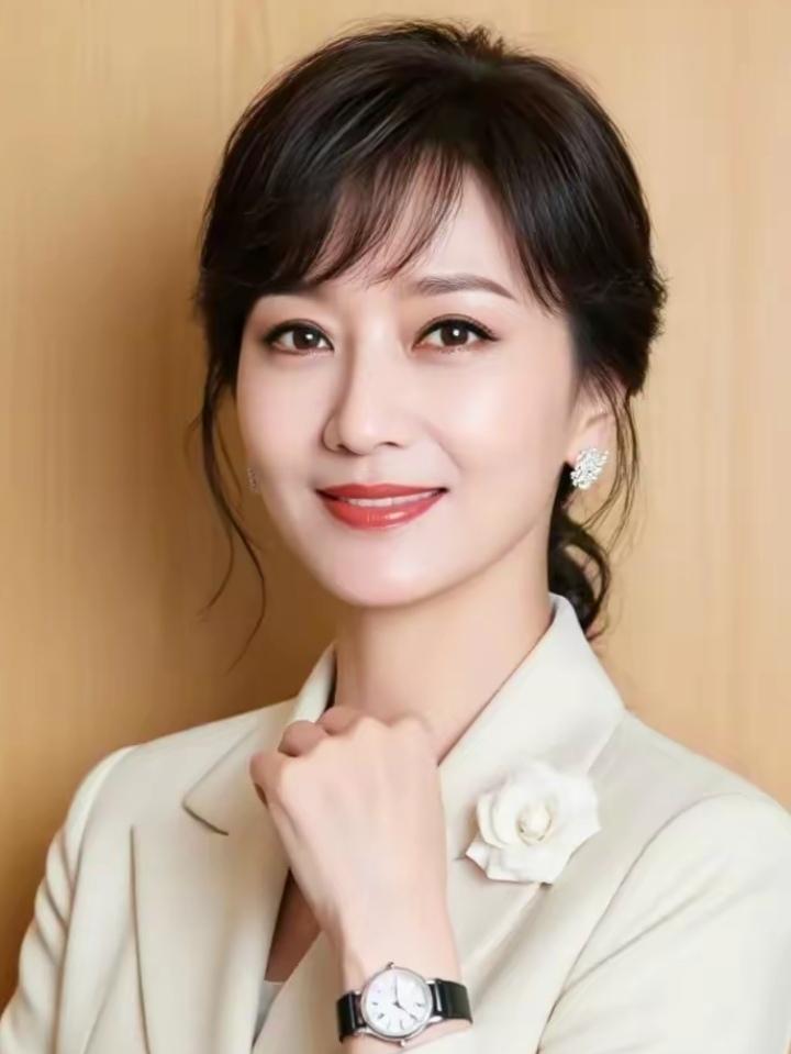 我想说，72岁的赵雅芝，又是敲架子鼓，又是跳扫腿舞，风光的背后另有隐情。