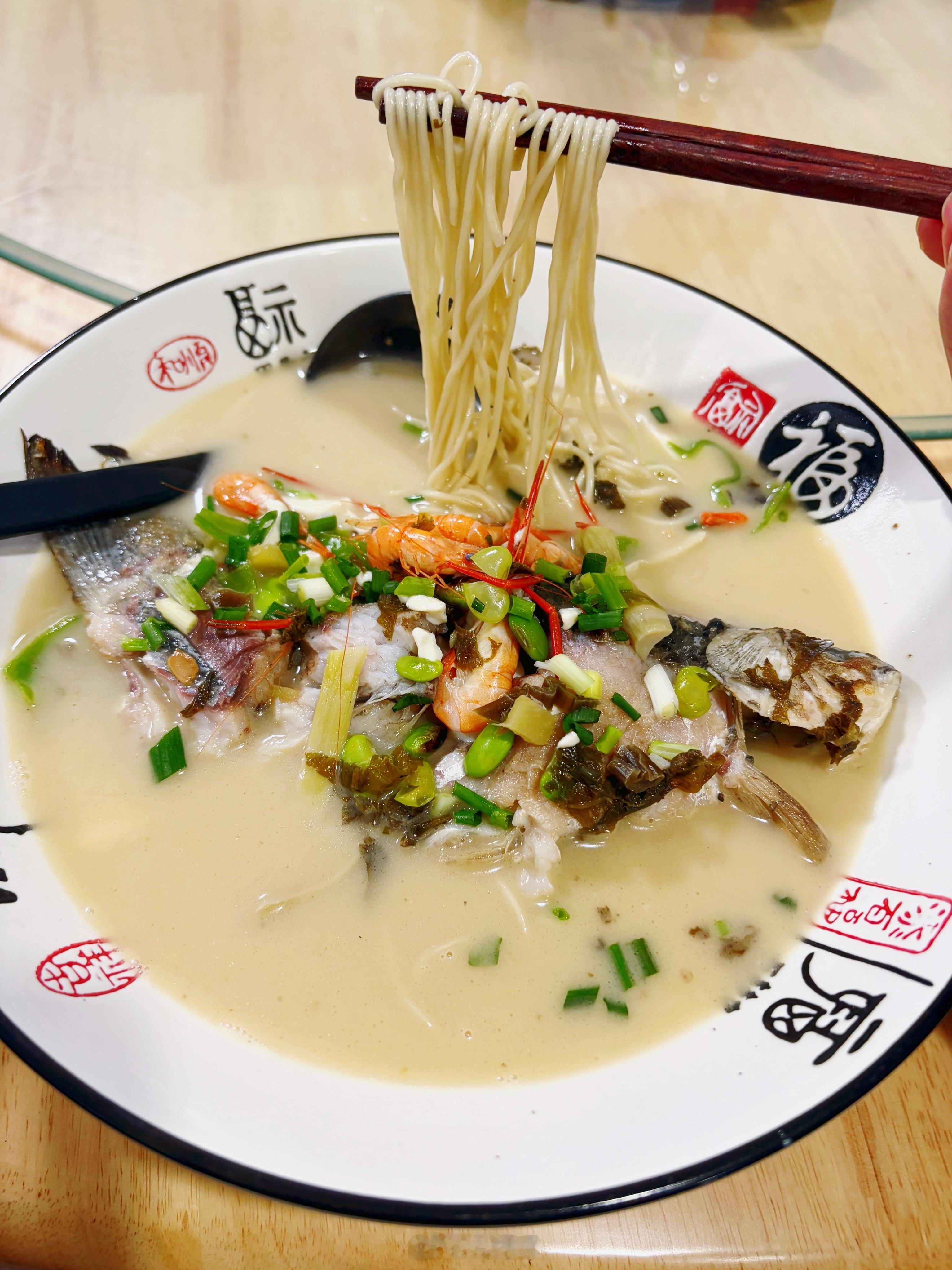 出差也有好好吃饭，鲫鱼河虾面、香酥鸡烧饼、赵记粉丝煲、大台北奶茶、茶糕、干挑面和
