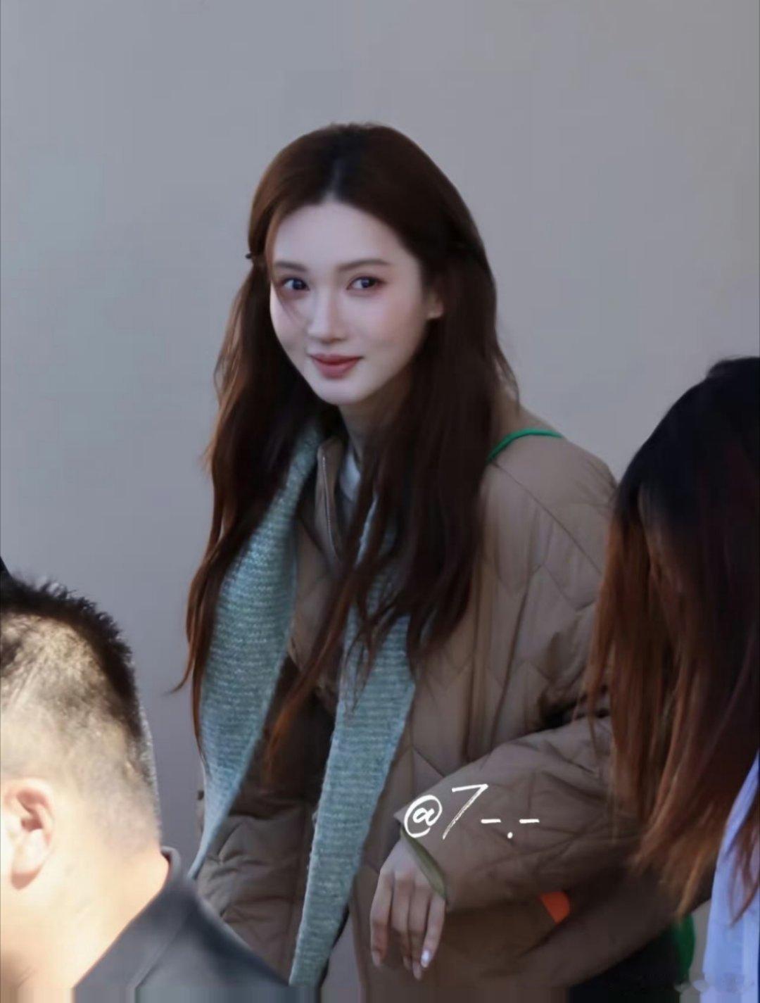 金晨再也不自己乱化妆了知错就改，还是好大喜，这次的妆容确实整感太强了