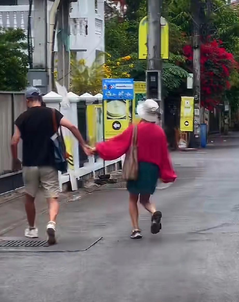 前几天，李静和一群朋友去清迈过年，。一自媒体博主看到了，就只截取了她和戴军的