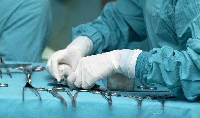 昨天星期天，婆婆去医院取了节育环，婆婆回到家的时候，我看见她脸色有些苍白。​