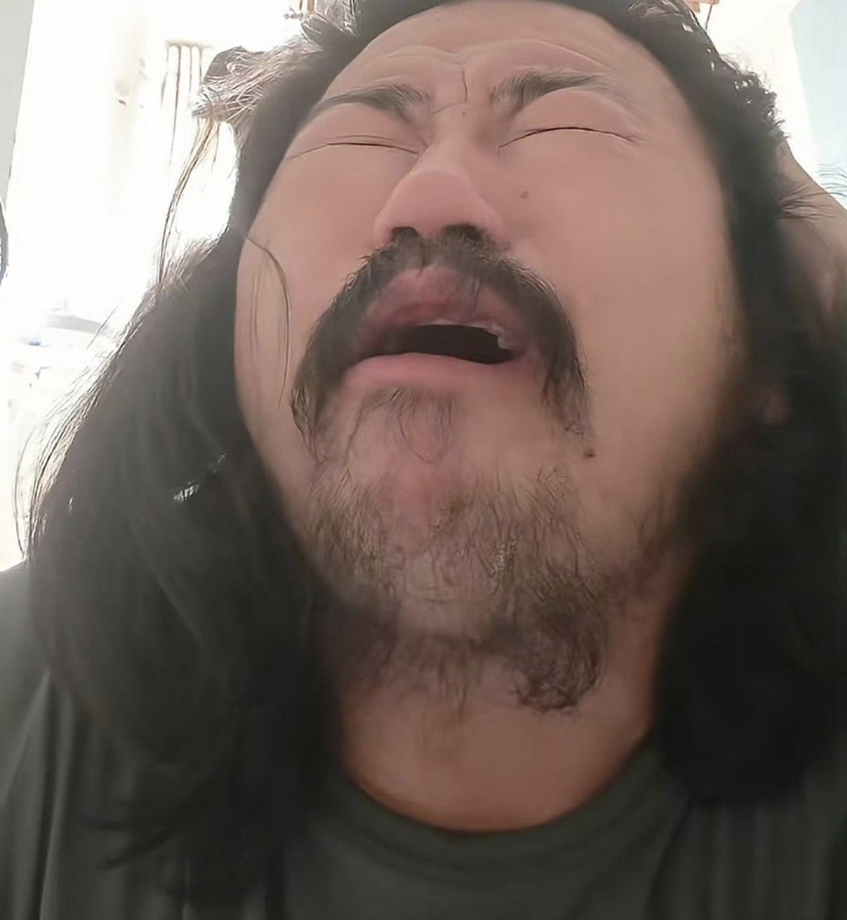 13岁女孩走了，跪行拾荒的胡雷哭了：我把她当亲姑娘刚刚刷到胡雷的视频，他蹲在地