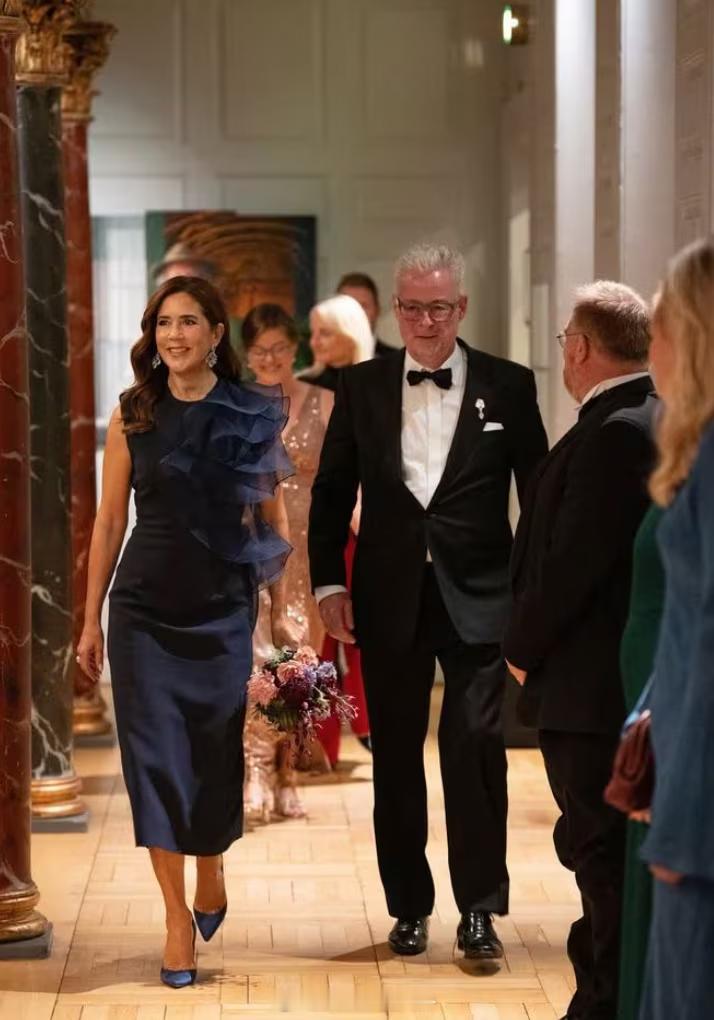 2025王室总结丹麦王后玛丽，新货在上排右二，也不太是正经的长礼服。她升级后新