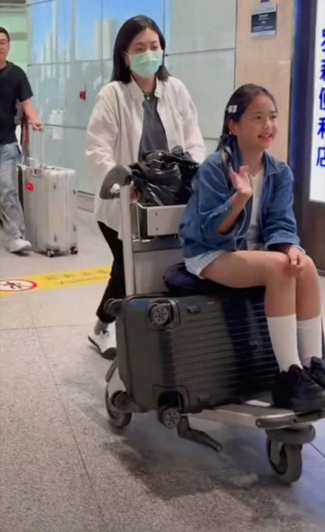 包贝尔10岁女儿身高饺子长这么高了，越来越漂亮了！​​​