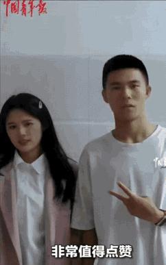 四川，女老师点了一份奶茶，结果，当骑手靠近时，她却傻眼了！连奶茶都差点掉地上了，