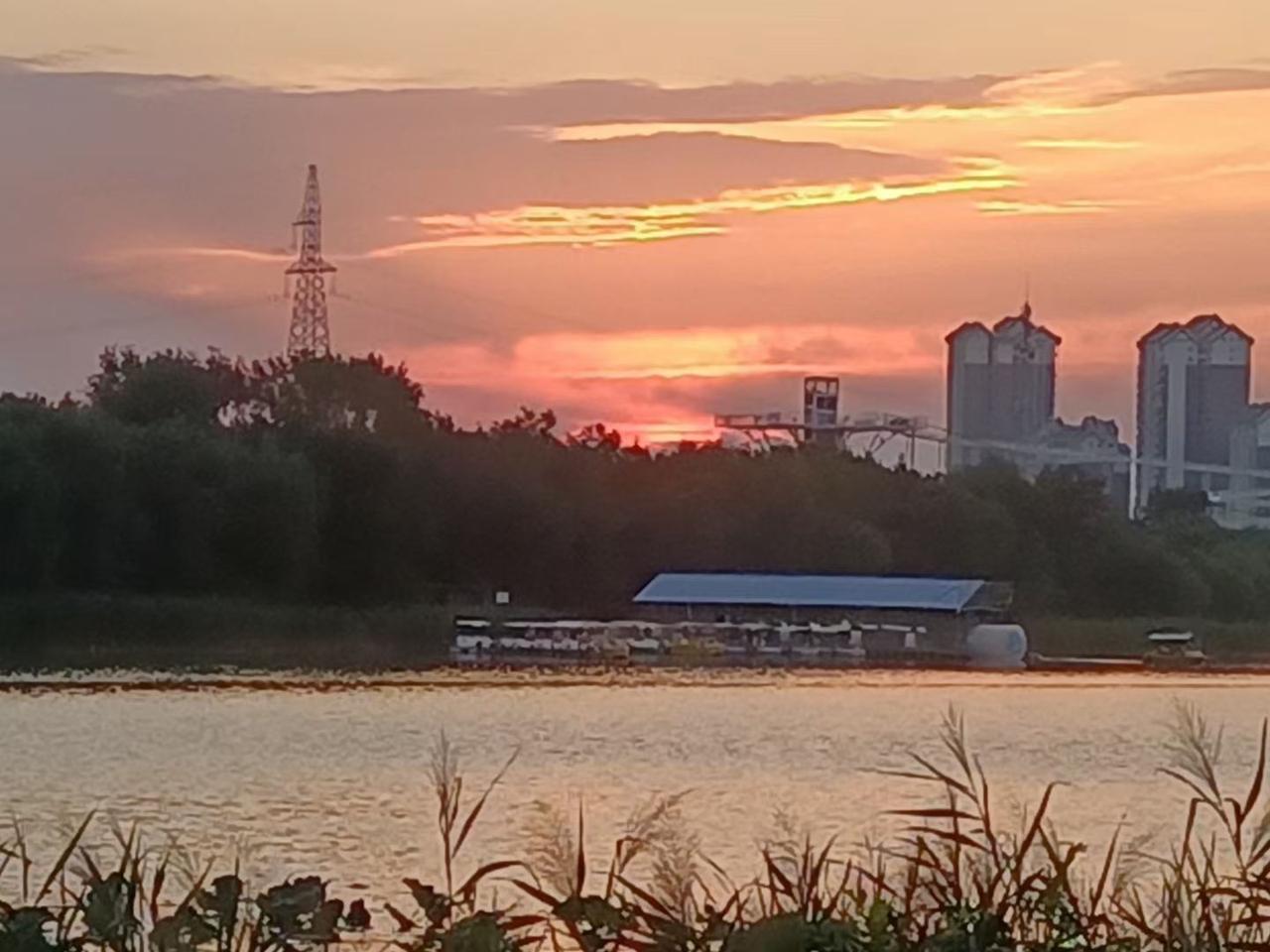 你一定要努力———你一定要努力，因为有一天，当你走进一个高质量的圈子，你会发