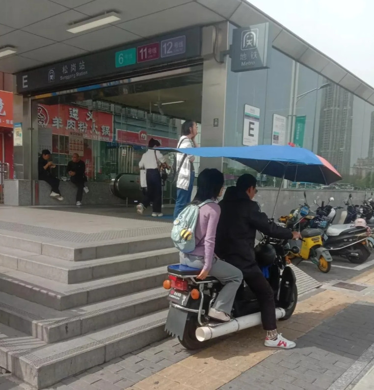 这张照片拍摄于2025年4月20日，到广东省深圳市参加学术交流会，期间坐地铁出去