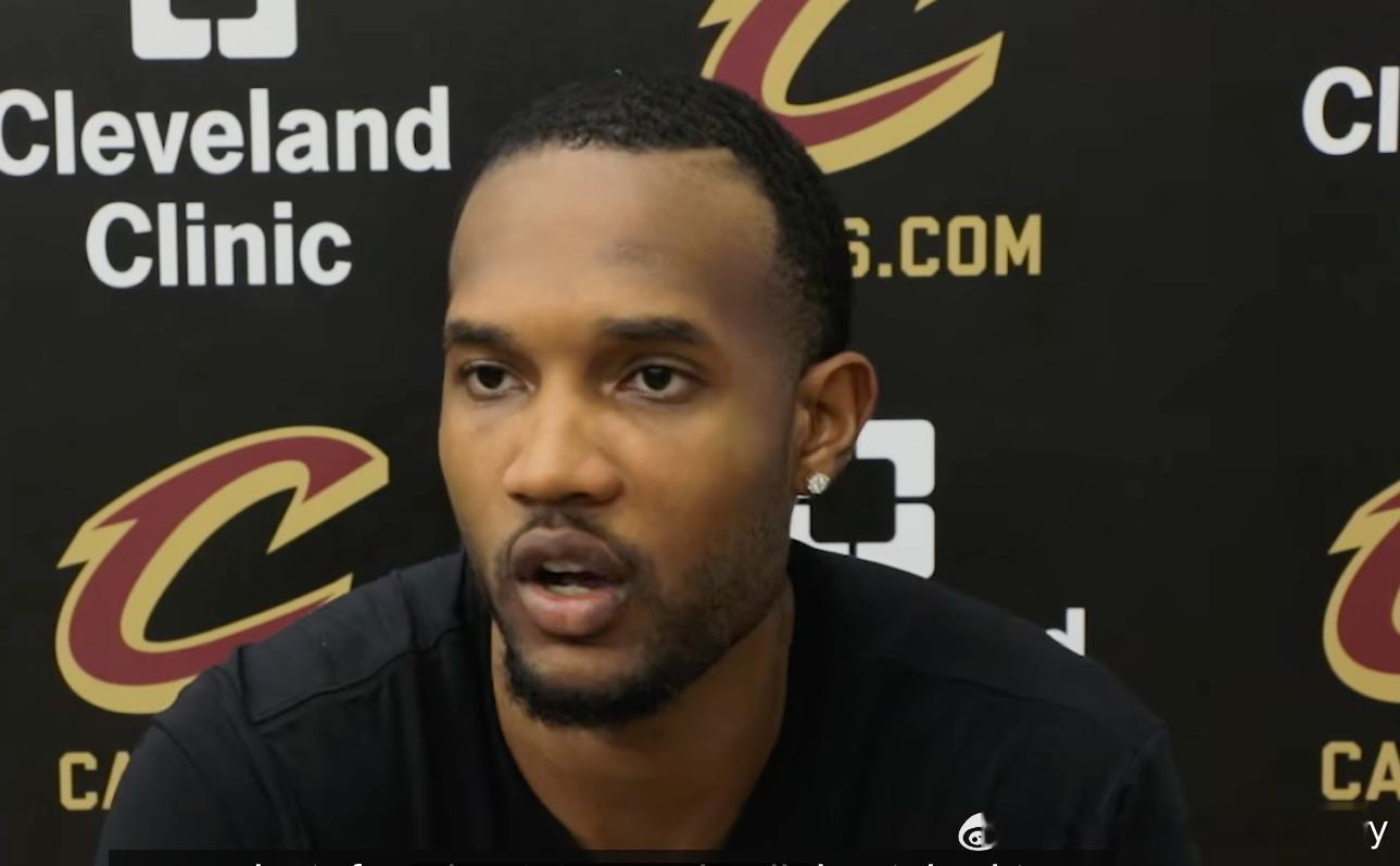 记者：在哈登成为NBA传奇之前，他其实已经南加州的传奇，对吧？你也是南加州的人，