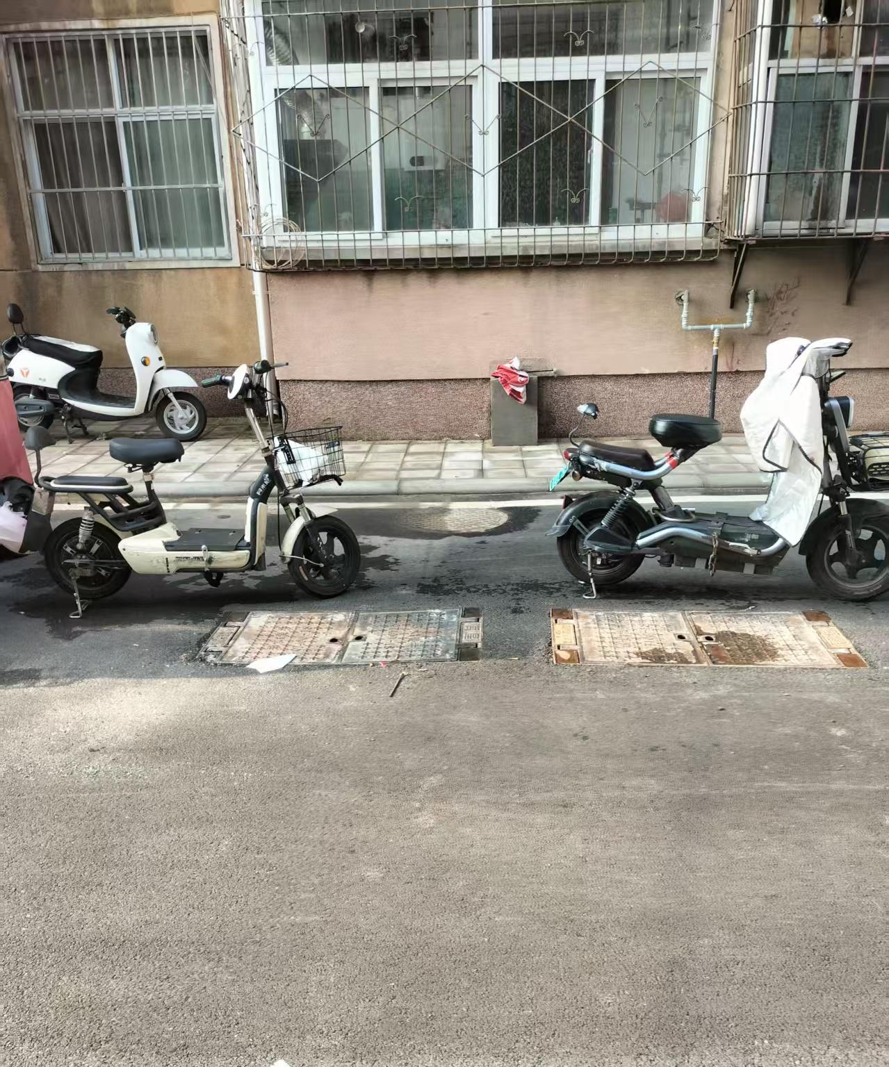 嫩草怕霜霜怕日，恶人自有恶人磨。昨天晚上，我们小区吵架到半夜，差点大打出手，就