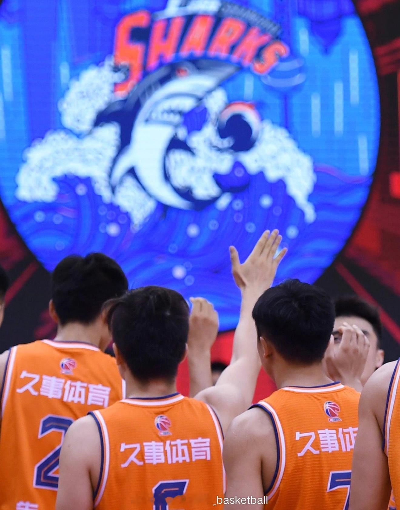 根据公开的财报显示上海久事集团目前拥有8214亿人民币的总资产，而目前NBA联盟