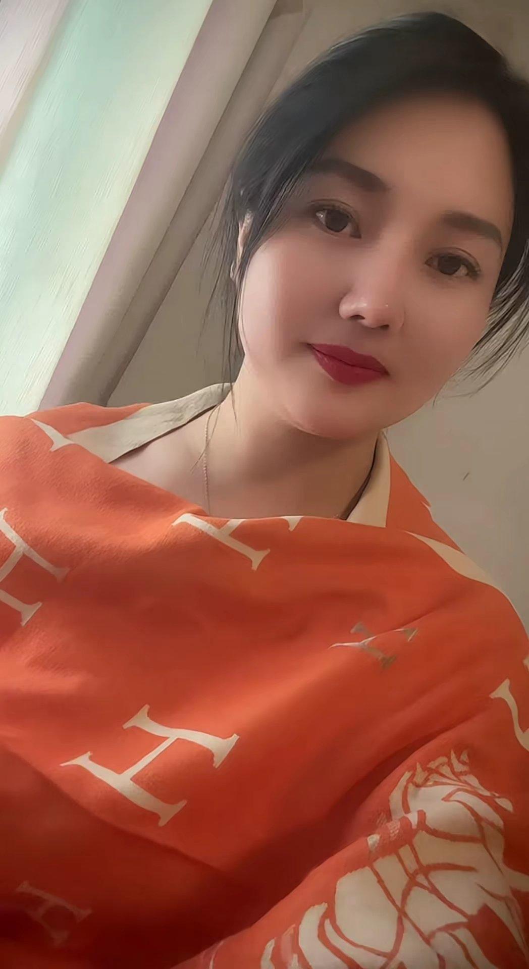 我同事39岁了，现在是二婚。她头婚是没有生孩子，前夫和她离婚了。过了几年嫁给现在