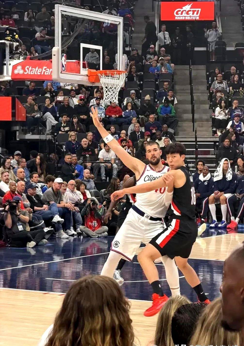 开拓者教练终于找到杨瀚森“说明书”了！之前老让杨瀚森站底角，球迷看着都别扭。