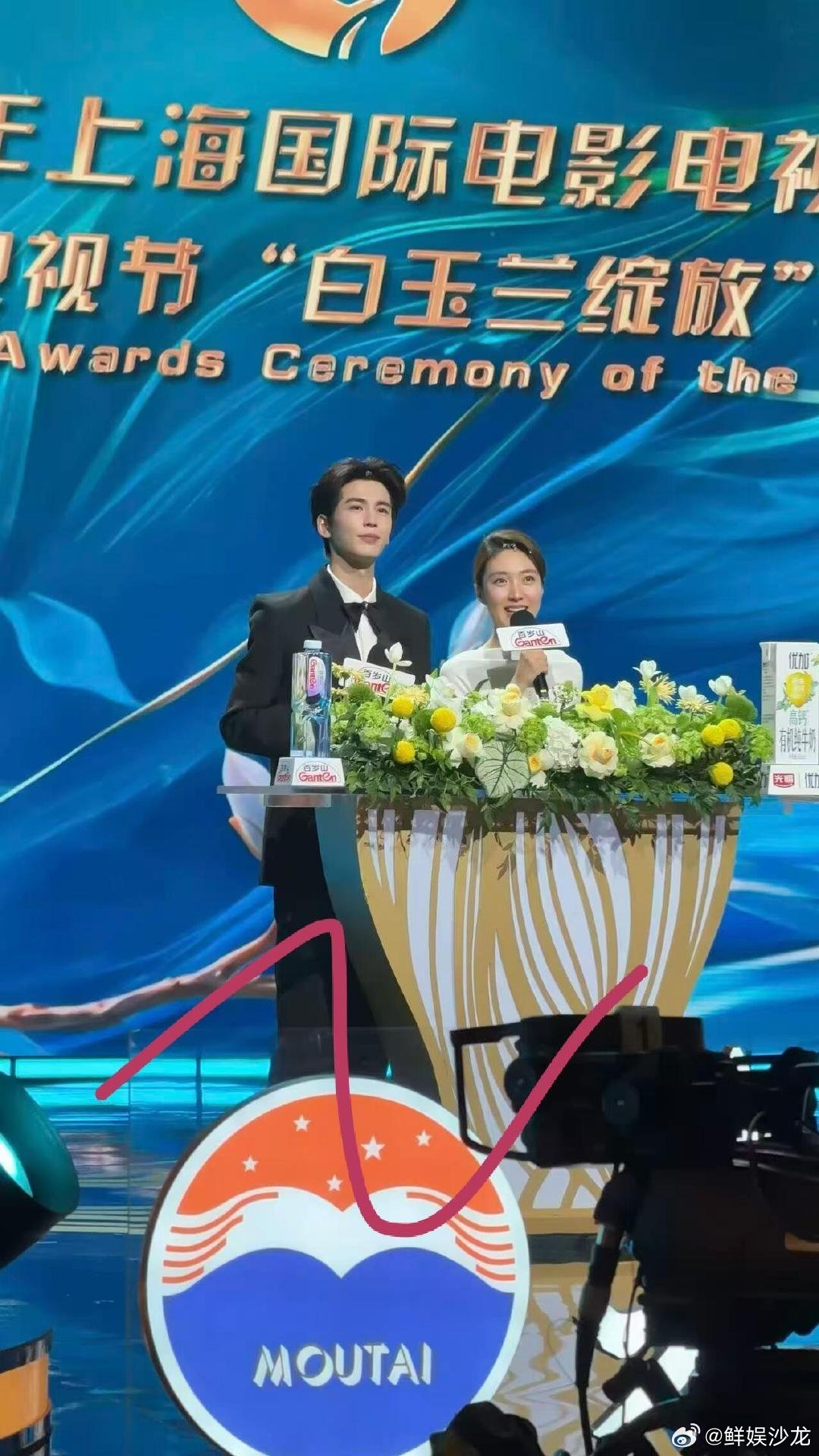 张凌赫白玉兰晚会彩排张凌赫白玉兰彩排图张凌赫蛇戒白玉兰彩排实拍图来袭，张凌赫西
