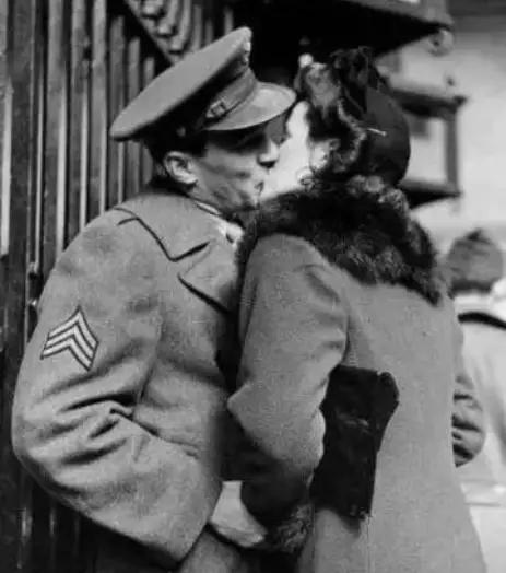 1944年，德国721细菌研究所，一位女管理员哀求负责人亨内博士吻别，博士不假思