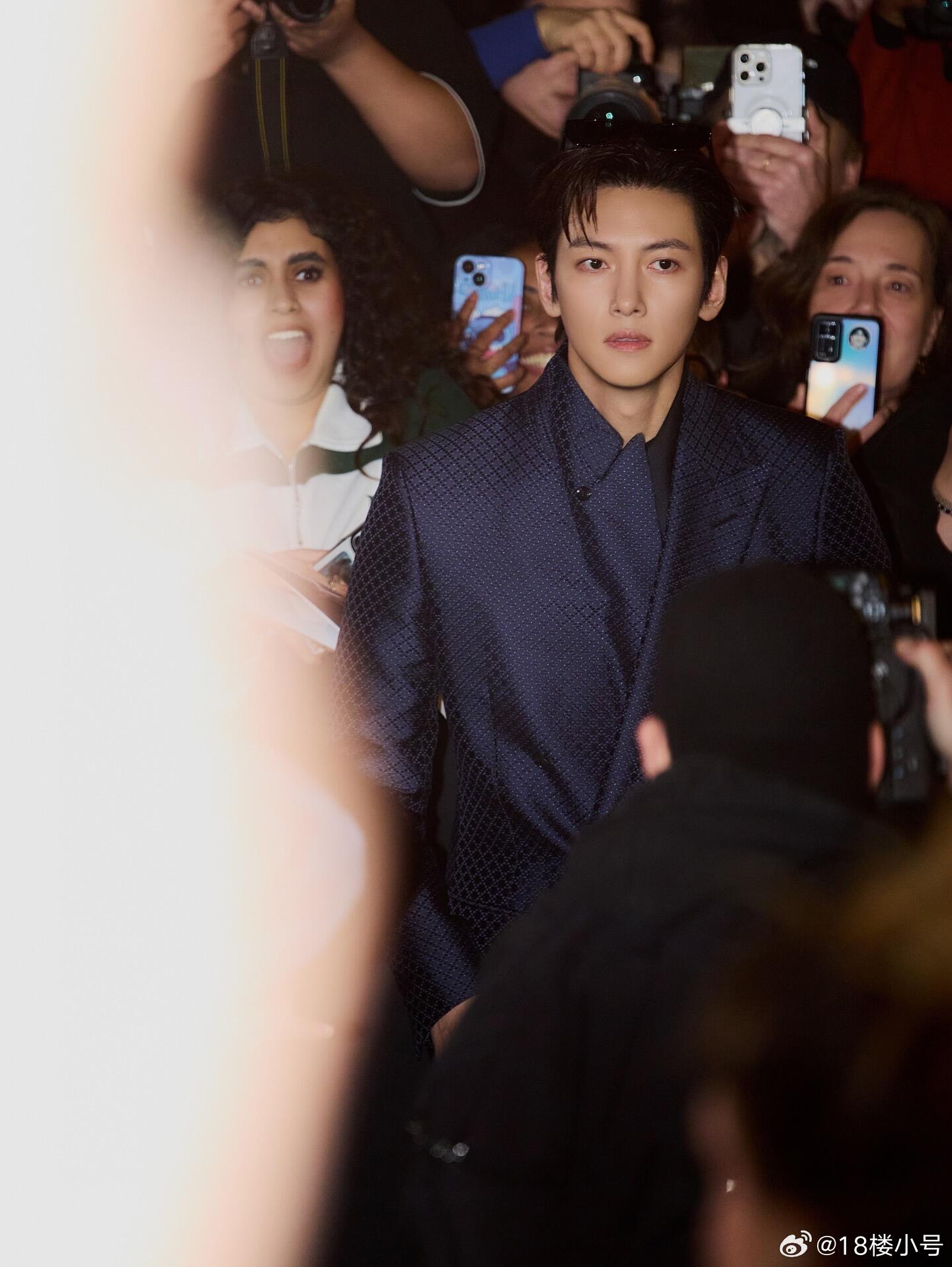 巴黎时装周池昌旭居然在巴黎回春了，看来小韩的酵母在巴黎不起作用