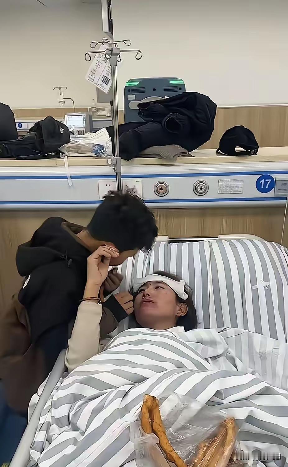 在病房中，7岁的小男孩翘着脚尖，一点点喂做透析的妈妈吃油条，每喂完一口，就仰起小