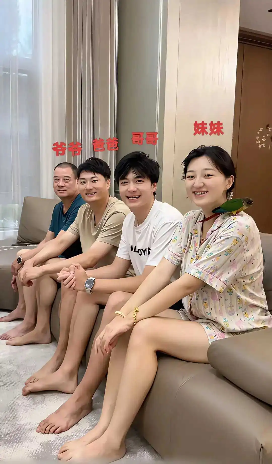 会不会他爸和他哥是亲兄弟？这么像。