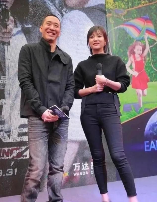 五十二岁的徐静蕾，凭什么还敢这么硬气？热搜又来了一轮，有人翻出她在超市被偶遇