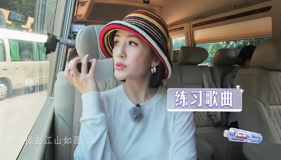 谢娜你心里到底在想着哪个节目啊录制《你好时光》转场间隙，谢娜抓紧练杰哥的《天下