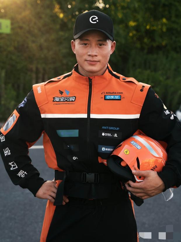 京东和美团收到了两个消息阿里把饿了么的APP名字改成“淘宝闪购”了，骑手的新