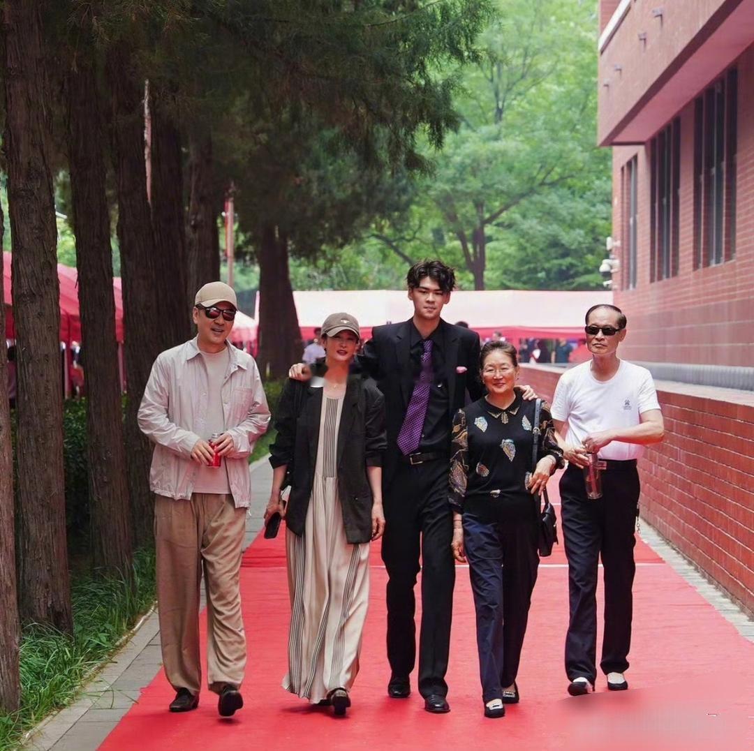 天哪!蒋勤勤陈建斌儿子身高1米95，这大长腿完全超标了呀!