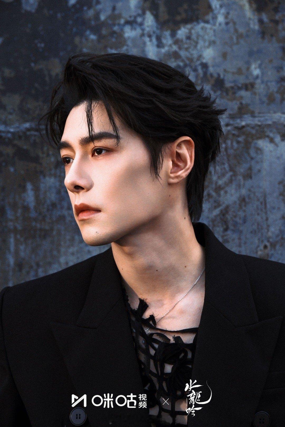 方逸伦黑西装镂空大片going人的事方逸伦全做了复古工业风场景里，方逸伦的黑西