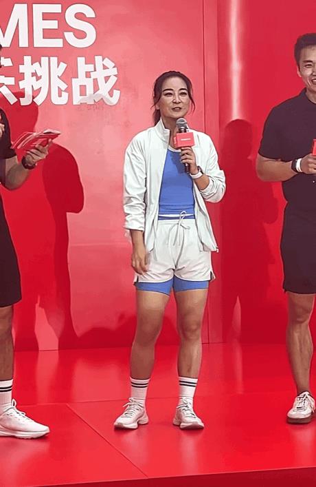 这是贾玲瘦身后无美颜、无滤镜下真实的状态，你觉得她现在的状态怎么样？对比她减肥前