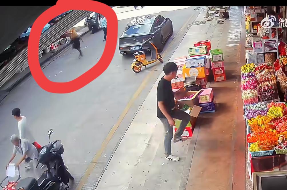 7月3号某乡镇集市街头，一老人突然摔倒，差不多半个小时，车来车往，人来人往，