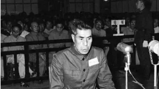 1957年，抗战老兵到上海出差，期间，他看到了一个熟人，脸色瞬间就变了，自语道：