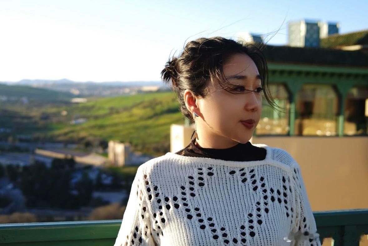 傅首尔爆改做自己的女王身着最飒黑裙，摆出最拽pose，傅首尔的爆改操作让人眼前