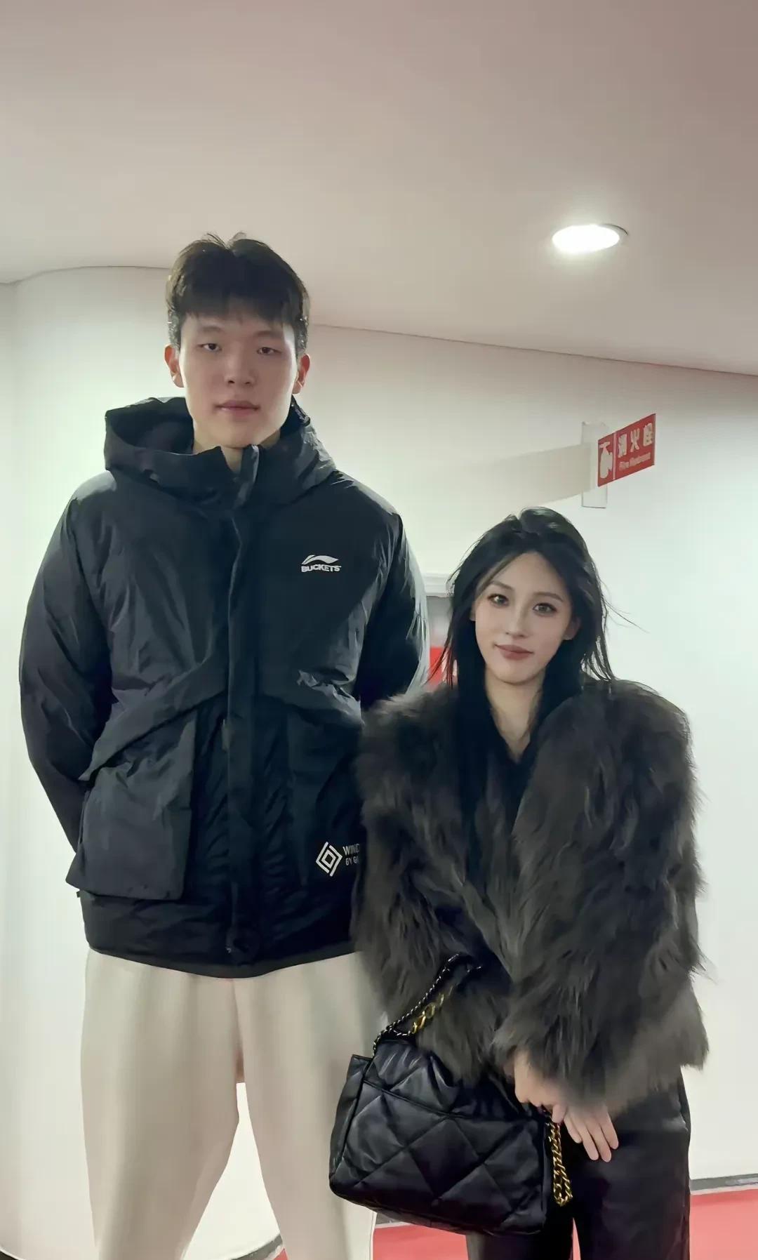杨瀚森在老鹰试训了差不多8个小时，两轮面试下来，感觉他都快和面试官拜把子了。